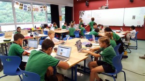 GESS SchülerInnen lernen mit Laptops